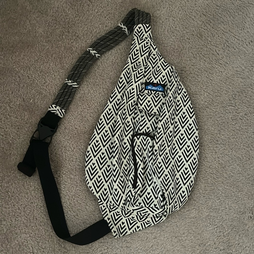 Kacy Rope Sling Backpack black/light tan geometric print